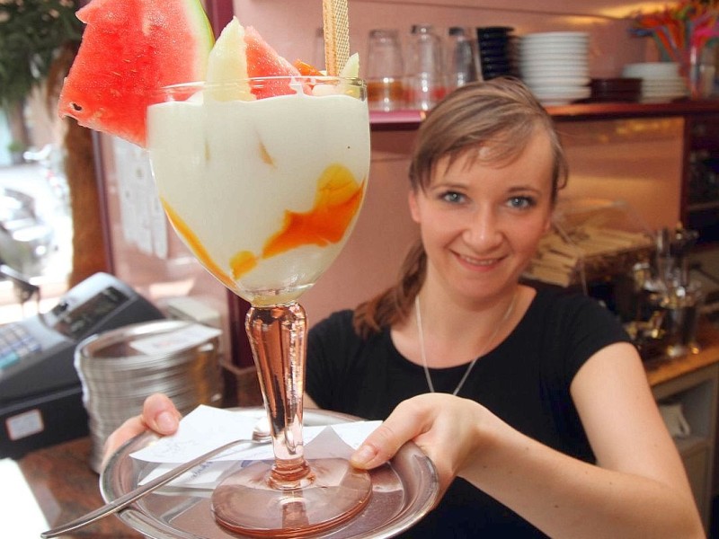 Hier sorgt ein großer Eisbecher in einer Eisdiele in Dingden am Niederrhein für Abkühlung.