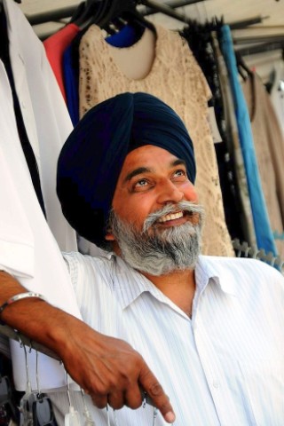 Singh Mohinder aus Kirchhellen verkauft Textilien und sagt, dass ein Turban auch gut für Abkühlung sorgen kann.