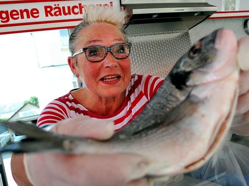 Ein kalter Arbeitsplatz in Gladbeck: Renate Verdong (71) steht seit 50 Jahren hinter der Theke und verkauft Fisch. Um den kalten Arbeitsplatz dürfte sie so mancher Bauarbeiter in diesen Tagen beneiden.
