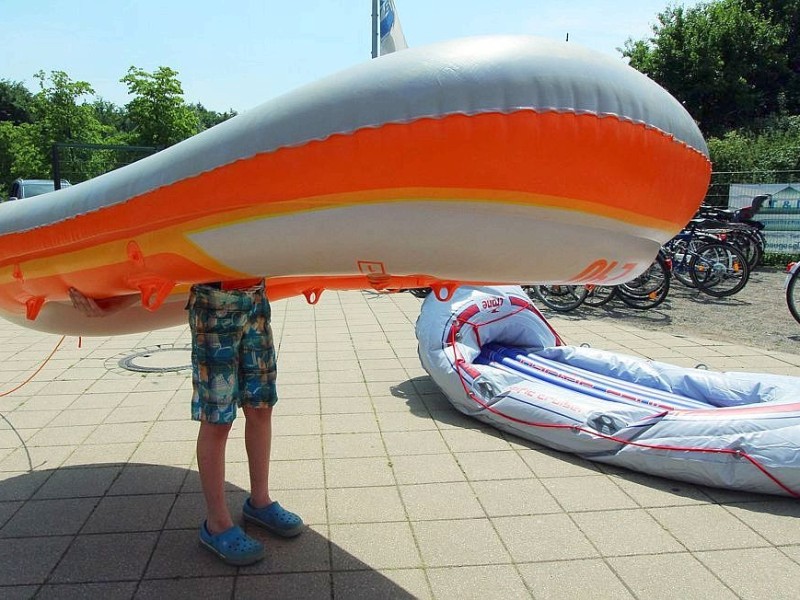 Das muss das Boot aushalten! Ein junger Mann macht sich mit einem Schlauchboot zum Tenderingssee in Hünxe auf. 