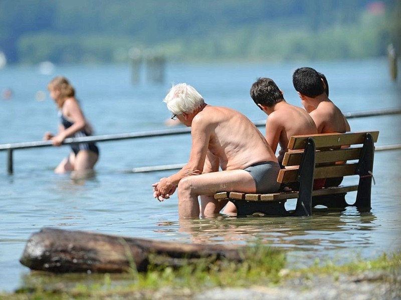 Über solche Bänke mit Fußkühlung, wie hier am Bodensee, würden sich viele Menschen im Lande freuen.