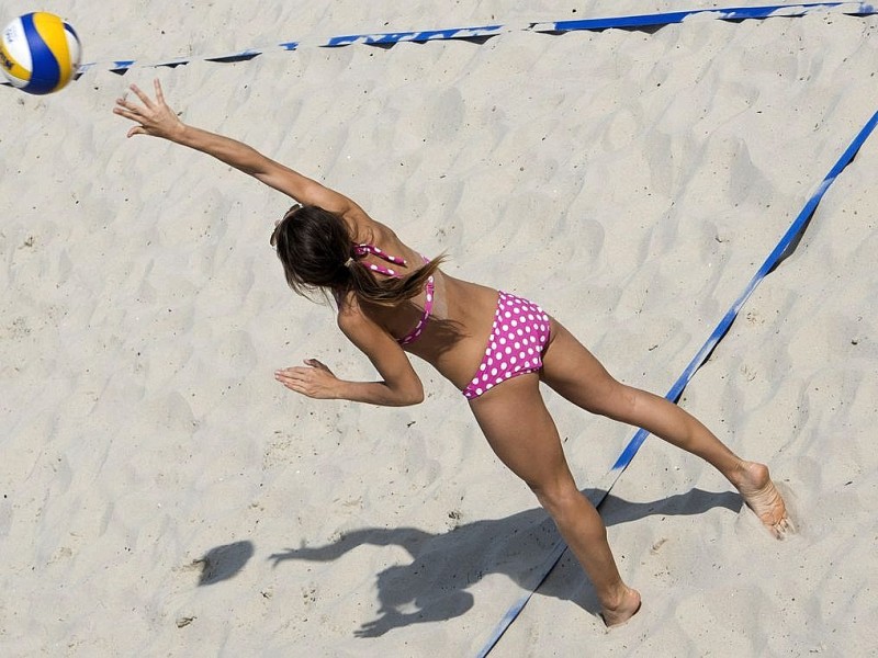 Hitze kann nicht vom Sport abhalten: Beachvolleyball auf der Insel Rügen.