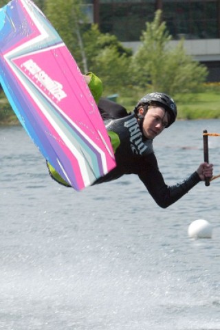 Dieser junge Mann springt nicht in das, sondern aus dem Wasser. Er nutzte das Sommerwetter für Wassersport in der Wasserskianlage im Freibad Wedau in Duisburg.