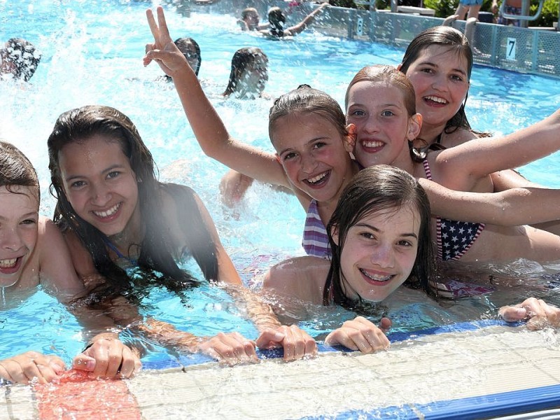 Auch diese Mädchen sind lieber im Freibad in Castrop-Rauxel, als in der stickigen Stube.