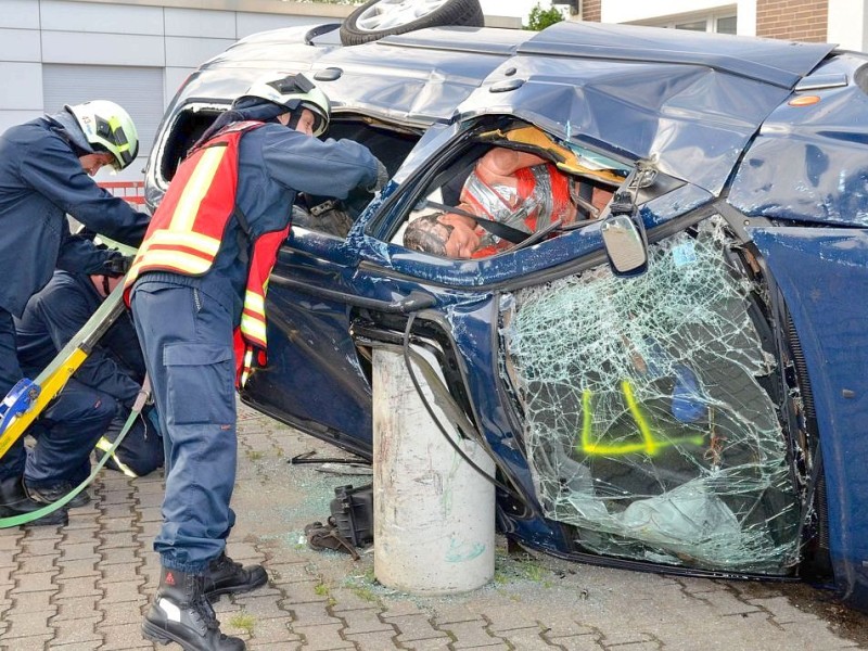Damit das verunglückte Fahrzeug nicht umstürzt, wird es gesichert.