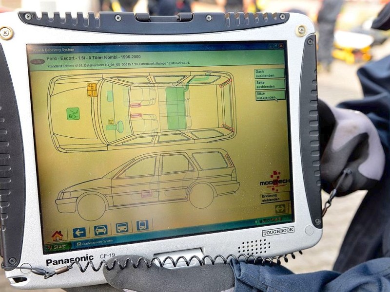 Gerade bei modernen Fahrzeugen ist es nicht leicht zu erkennen, wo die Rettungsgeräte angesetzt werden könne. Verstärkte Karosserieteile und Airbag-Auslöser machen es den Rettern schwer. In diesem so genannten Toughbook sind alle Modelle hinterlegt. Dank der Datenbank wissen die Retter, wo sie ansetzen können.