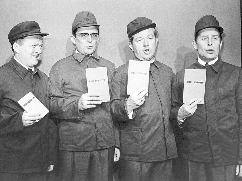Dieses Bild zeigt Hildebrandt (2.v.l.) gemeinsam mit Hans J. Diedrich, Klaus Havenstein und Jürgen Scheller (v.l.n.r.) 1967 bei der Vorstellung des Programms Kleider machen Leute.