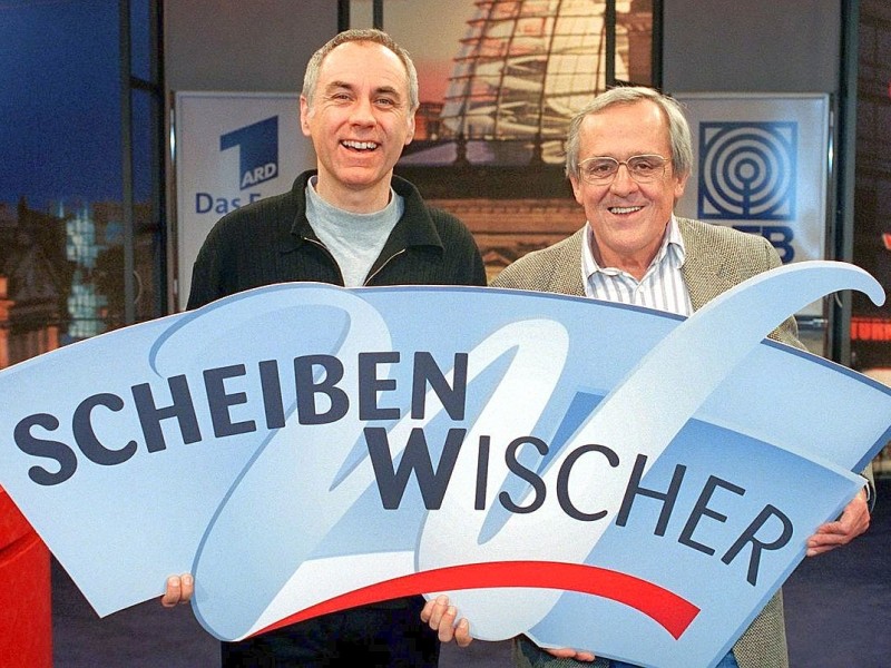 Hildebrandt, hier im Jahr 2000 gemeinsam mit Bruno Jonas (li.), galt über Jahrzehnte als einflussreichster Kabarettist Deutschlands - nicht zuletzt wegen seiner langjährigen TV-Sendung Scheibenwischer. Diese...