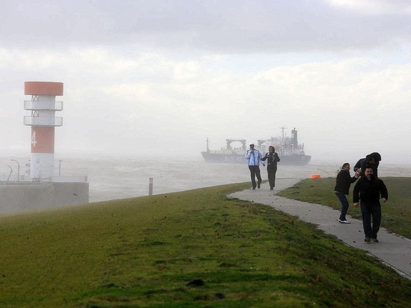 Ab Donnerstagnachmittag sei an der Nordseeküste mit Böen der Stärke 12 zu rechnen und im Binnenland mit Stärke 11, sagte der Meteorologe Rüdiger Hartig. An der Nordsee ...