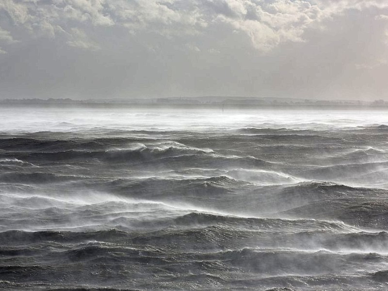 ... sind laut DWD extrem starke Böen von mehr als 140 Kilometern in der Stunde möglich. An den Küsten könnte es bis einschließlich Freitag zu mehreren schweren Sturmfluten kommen.