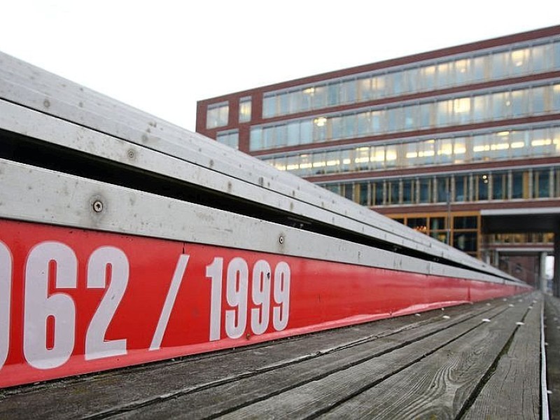 So hoch wie auf dieser Markierung in der Hafen-City stand das Wasser bei der Flut von 1962 und 1999 noch einmal. Das Wasser im Hamburger Hafen...