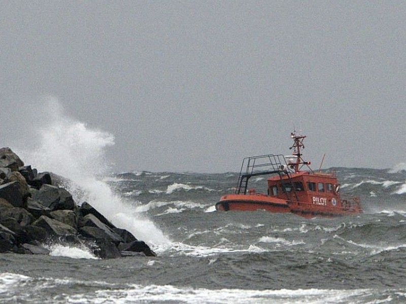 ...Ystad in Südschweden kämpft ein Lotsenboot mit den Wellen der aufgepeitschten Ostsee. In Schottland hat der Sturm...