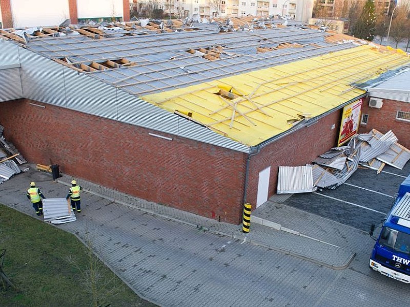 Die Folgen von Orkan Xaver in Stralsund: Dort wurde ein Supermarkt vollständig abgedeckt.