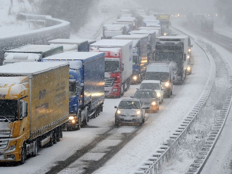 Stau auf der A45 bei Olpe - auf der Sauerlandlinie hatten sich am Freitagmorgen mehrere Lkw auf der verschneiten Fahrbahn quergestellt.