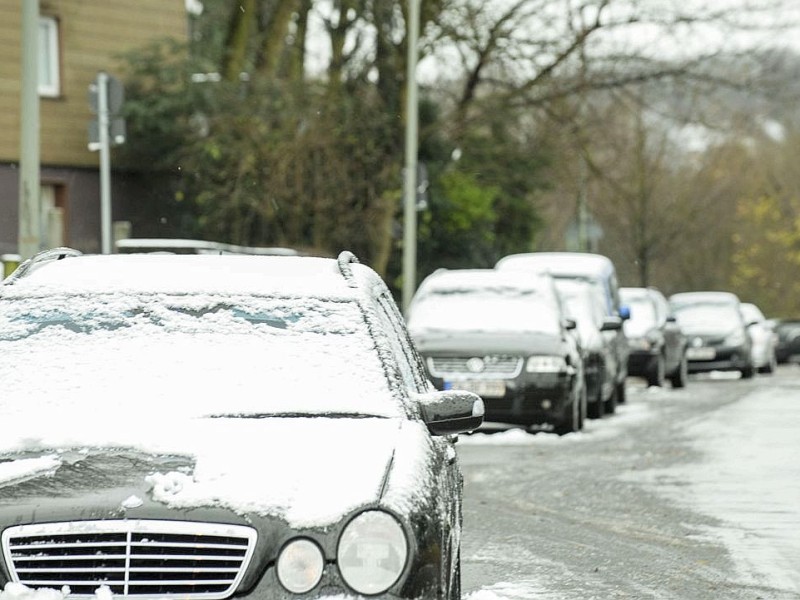 ...für Autofahrer hieß das erstmals in diesem Winter: Schnee von der Windschutzscheibe fegen.