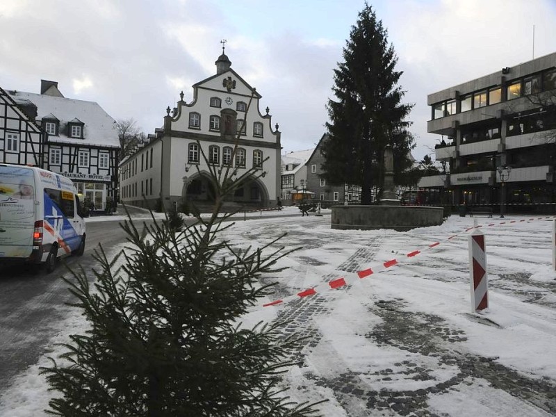 Die Weihnachtstanne auf dem Briloner Marktplatz überstand den Sturm. Die Stadt hatte den Platz vorsichtshalber abgesperrt.