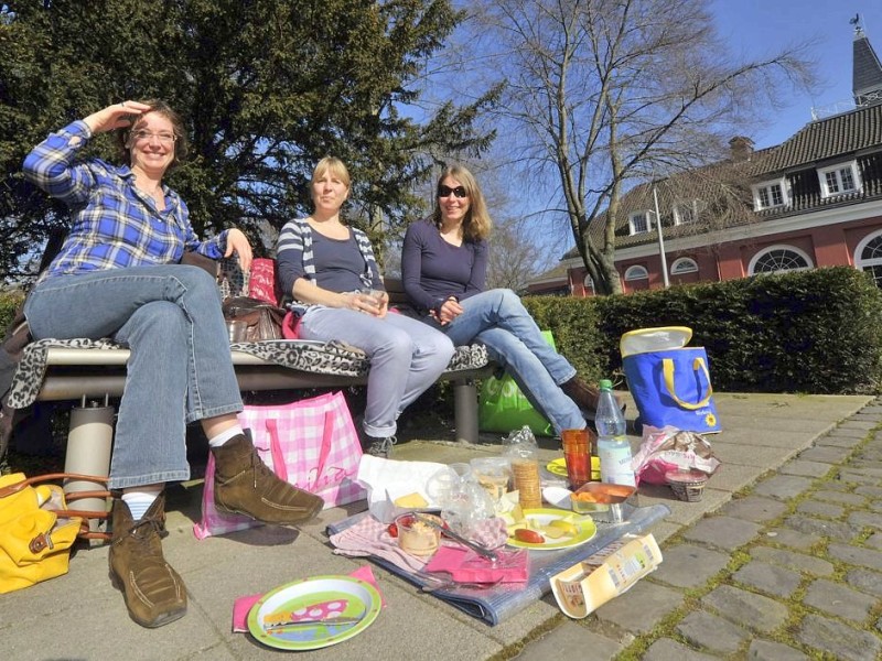 ... nutzten Anke, Steffi und Britta (v.l. ) für ein Picknick.