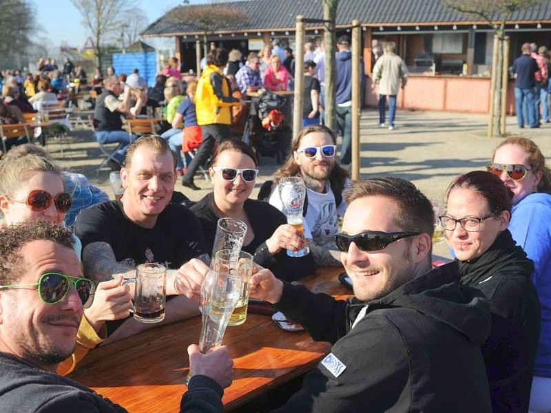 Ein Prosit aufs schöne Wetter: Der Biergarten an der Rheinpromenade in Wesel hat früher geöffnet als geplant,...