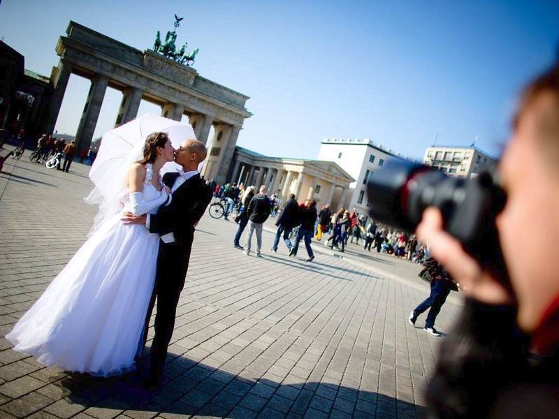 Traumwetter auch für das Hochzeitspaar am Brandenburger Tor in Berlin.