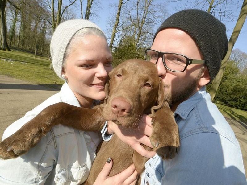 ... Nina und Dennis aus Moers haben sich Hund Sky geschnappt und machen einen Spaziergang im Schlosspark.