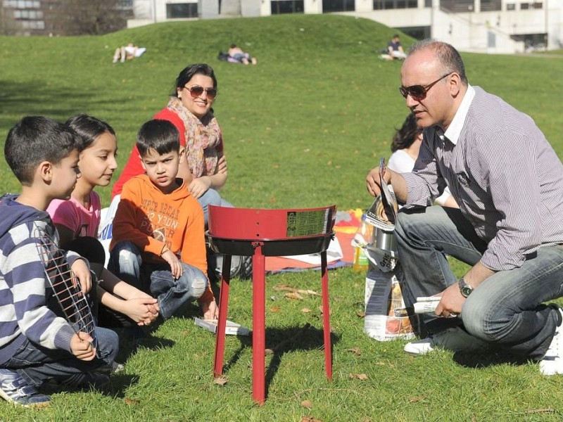Familie Seddiqi eröffnet die Grillsaison im Stadtgarten in Essen,...