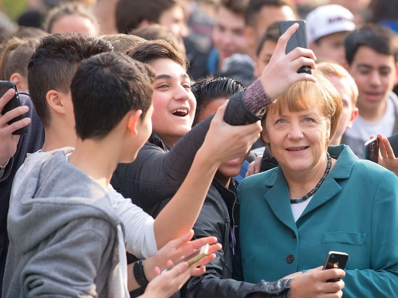 Bundeskanzlerin Angela Merkel (CDU) beim Besuch einer deutsch-polnischen Schule in Berlin.