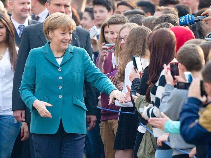 ... da massig Smartphones gezückt werden. Und Angela Merkel...