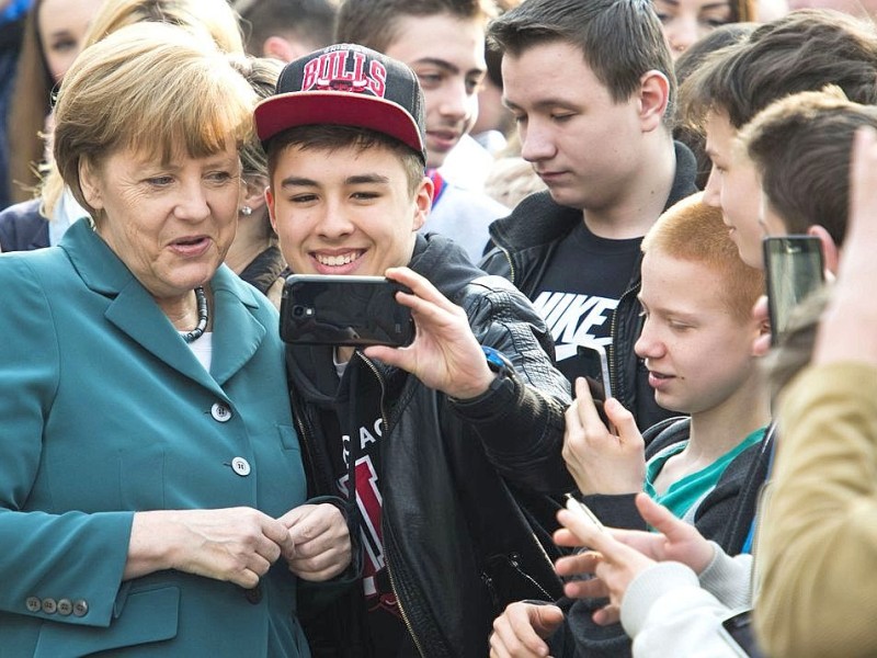 ... zeigt sich offen für den Trend zum Selfie, dem Selbstporträt mit Handykamera. Gemeinsam...