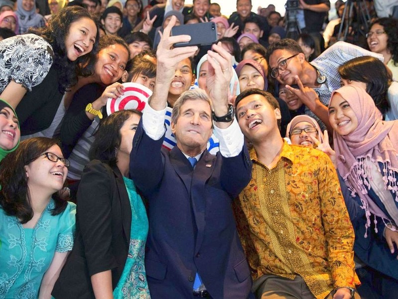Merkel ist nicht die erste Politikerin, die sich zum Selfie mitreißen lässt: US-Staatssekretär John Kerry posiert mit einer Gruppe Studenten in Indonesien.