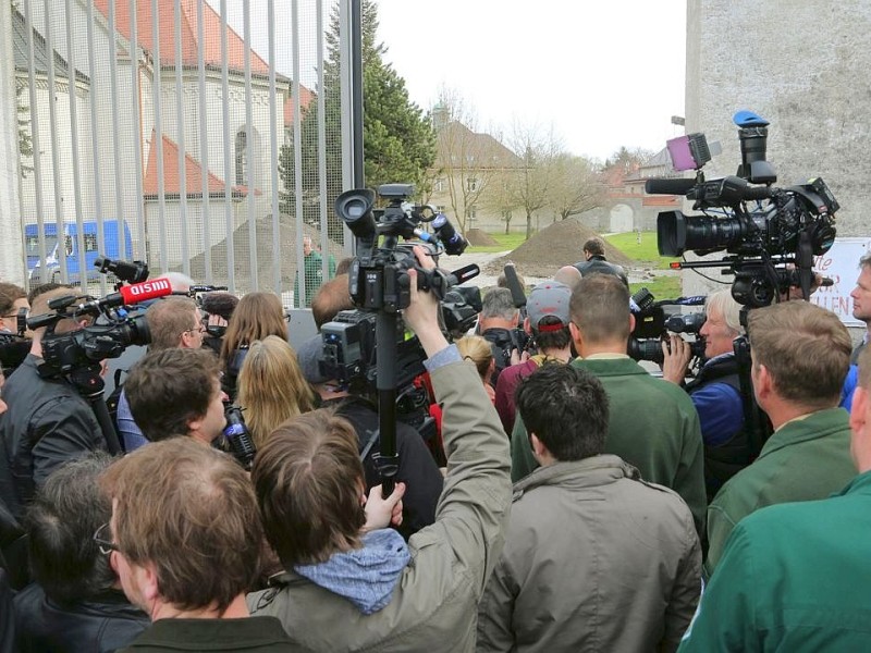 ... enormes Medieninteresse ein. Deshalb ermöglichte die JVA-Leitung...