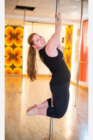 Vivien Feld unterrichtet Pole Dance.
