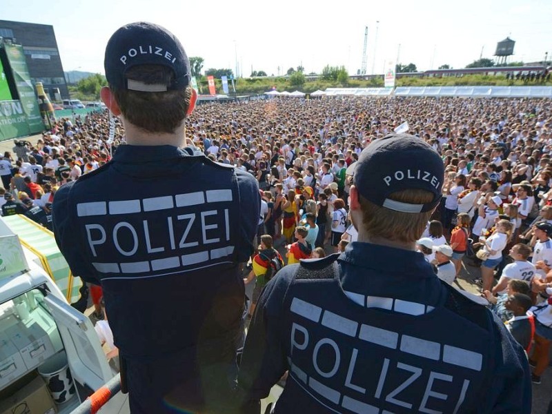 Polizeibeamte beobachten am 26.06.201 das Public Viewing beim WM-Spiel Deutschland gegen USA auf der Fanmeile in Freiburg.