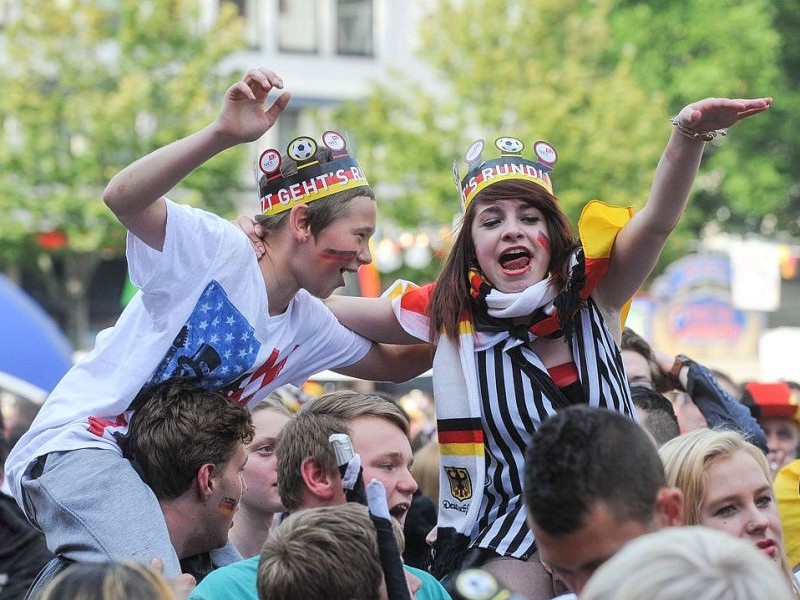 Public Viewing in Dortmund auf dem Friedensplatz.