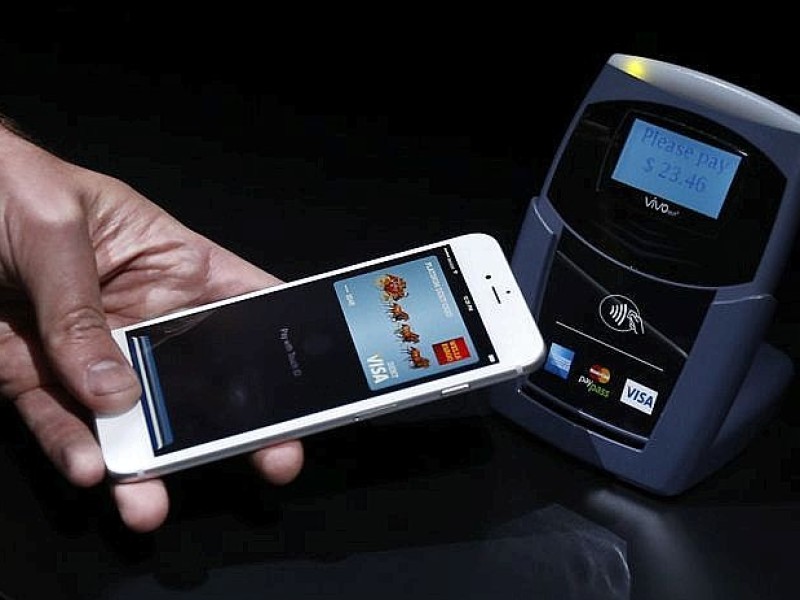 soll es reichen, das Telefon an das Lesegerät an der Kasse zu halten und die Zahlung per Fingerabdruck auf dem iPhone-Sensor zu bestätigen.