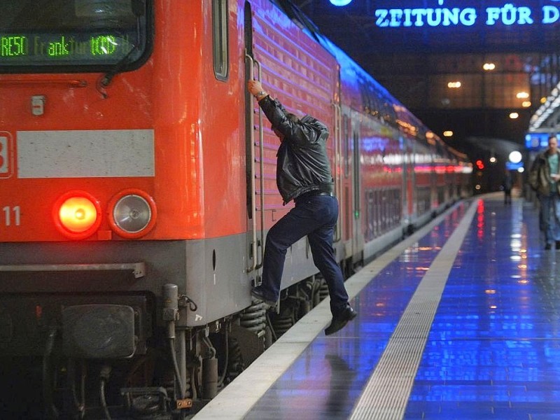 Der Lokführer eines ICE im Hauptbahnhof in Frankfurt am Main.