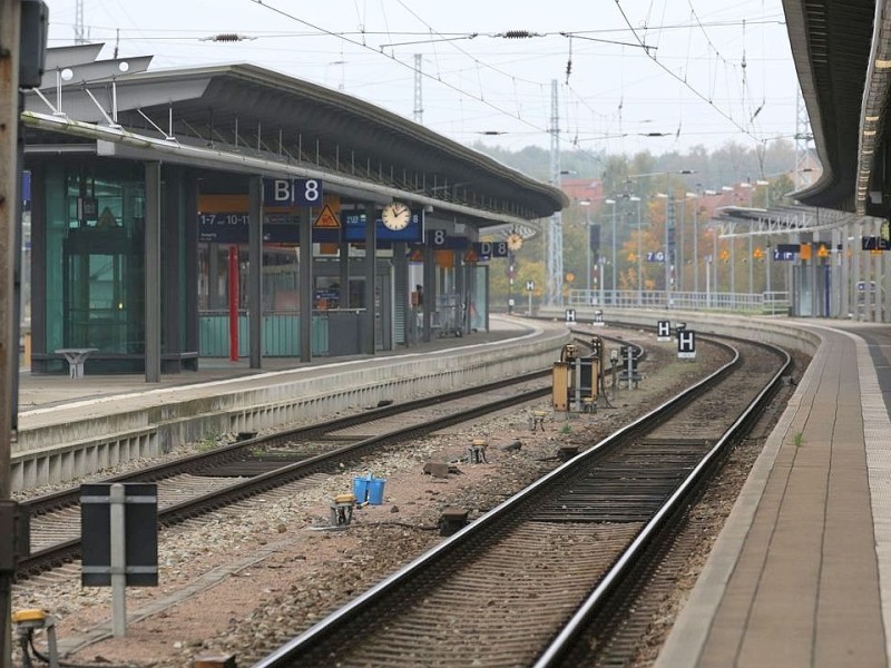 Der menschenleere Bahnhof in Rostock. Die Gewerkschaft GDL hat zu einem 14-stündigen Warnstreik aufgerufen.