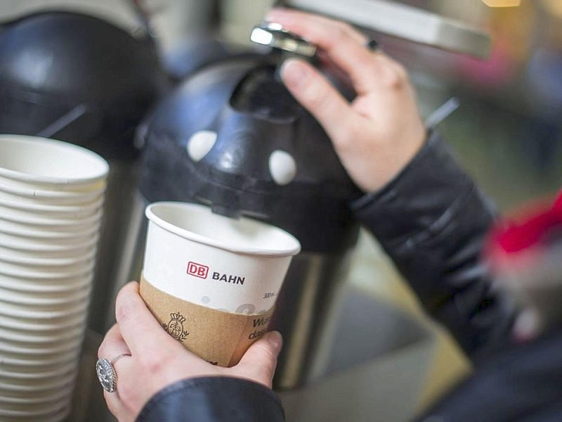Mitarbeiter der Deutschen Bahn verteilten am Hauptbahnhof in Hannover gratis Kaffee an Reisende.