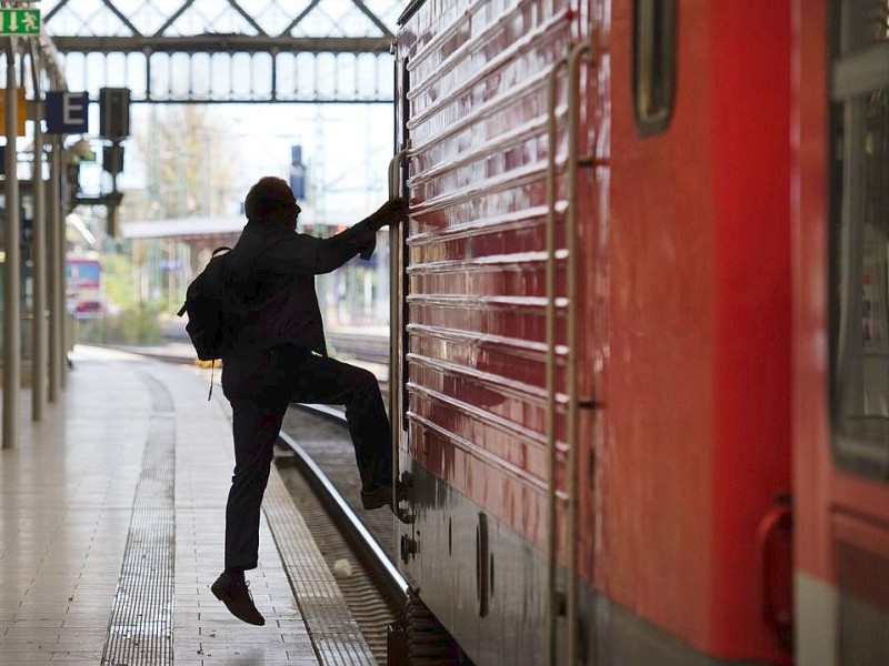 Ein Lokführer verließ am Donnerstag einen Zug im Hauptbahnhof in Dresden.