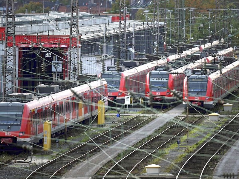 Diese S-Bahnen am Depot der Deutschen Bahn in Essen bleiben wegen des Lokführer-Streiks erstmal stehen.