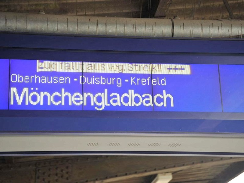 Auch am Duisburger Hbf fielen Mittwoch viele Züge aus.