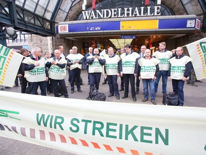 Mitglieder der Lokführergewerkschaft GDL während des Streiks der Lokführer vor dem Hauptbahnhof in Hamburg.