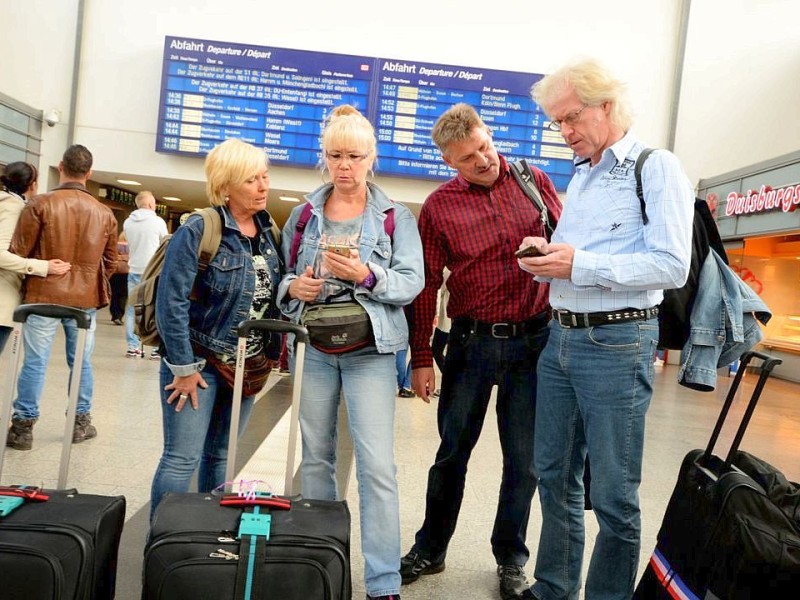 Diese Reisende am Duisburger Hbf suchen im Internet einen Zug nach Frankfurt, um ihren Flug nach Südafrika zu bekommen.
