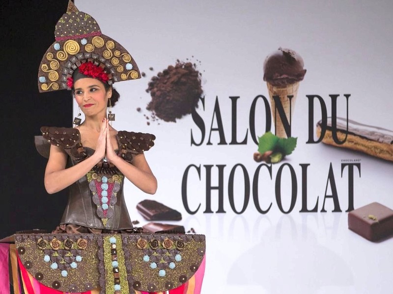 Ein etwas seltsamer Anblick: Zum Auftakt der Schokoladenmesse Salon du Chocolat trugen die Models Kleidung aus Schokolade.