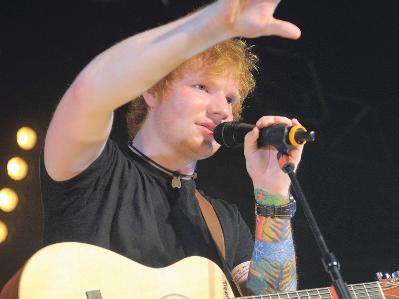 Der britische Sänger und Songwriter Ed Sheeran trägt diese Verzierungen auf seinem Unterarm.