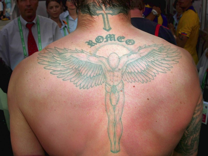Ein riesiger Engel über dem Rücken, darüber der Schriftzug Romeo: Welchem berühmten Ex-Fußballer gehört dieser Körperschmuck?