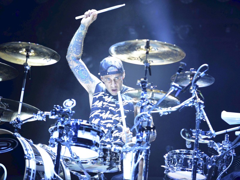 Travis Barker von Blink-182. Der kalifornische Musiker berichtete einem amerikanischen Musikmagazin,  dass er sich immer freut, neue Tattoos zu bekommen.