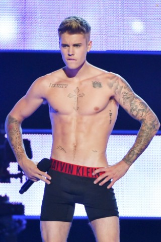 Teeniestar Justin Bieber. Auch er hat im Rahmen seines Imagewandels zum Badboy so manchen Körperschmuck angesammelt.