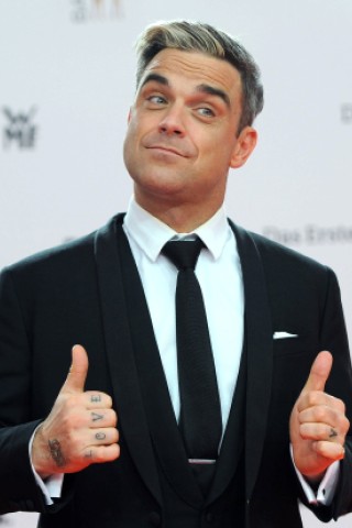 Der ehemalige Take That- Sänger Robbie Williams. Erst vor kurzem ließ er sich einen Plüschbären für seine zweijährige Tochter stechen, angelehnt an ihren Spitznamen Teddy.