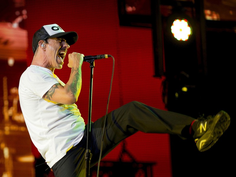 Die Verzierungen auf Arm und Rücken gehören Anthony Kiedis. Der Sänger der Band Red Hot Chili Peppers zeigt bei Live-Performances gern seine diversen Tattoos.