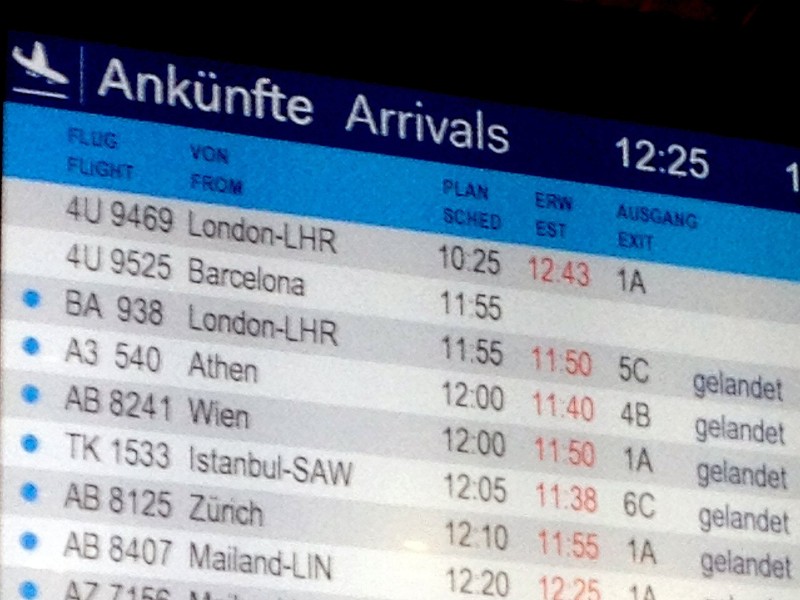 ...Auf Anzeigetafel des Flughafen in Düsseldorf war der abgestürzte Germanwings-Flug 9525 aus Barcelona verzeichnet. Angehörige waren geschockt, als sie vor Ort vom Absturz erfuhren.